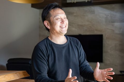 笑顔で話す様子