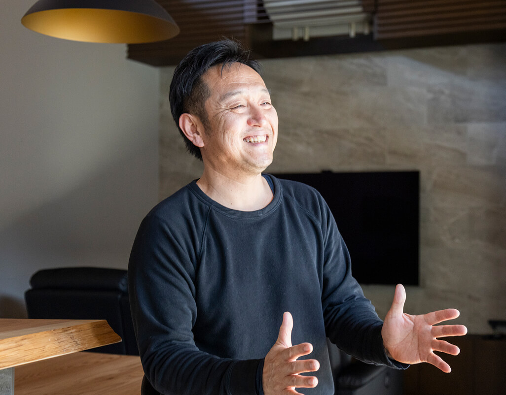 笑顔で話す様子